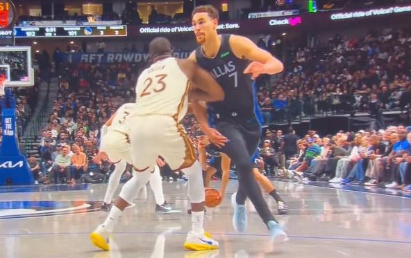 星亿娱乐注册-追梦格林做挡拆掩护时肘击鲍威尔,裁判吹罚一级恶意犯规